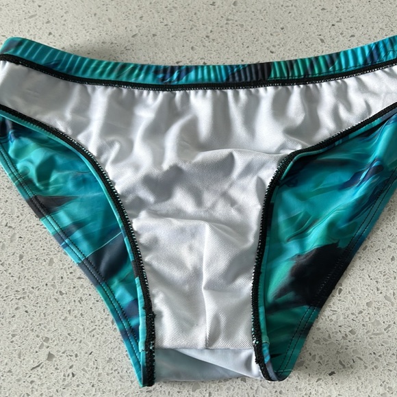 Men’s swim brief. - Picture 10 of 11